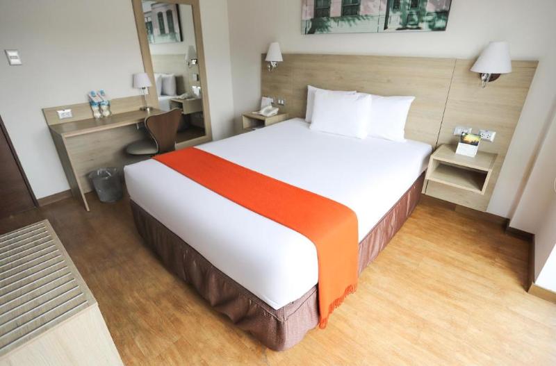 带大床的标准间, Holiday Inn Express Hotel & Suites Drums Hazelton, An Ihg