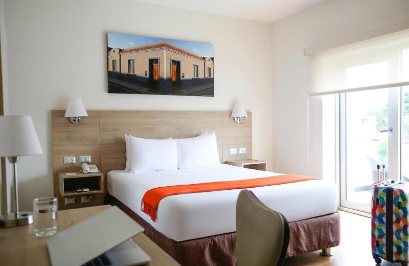 带大床的标准间, Holiday Inn Express Hotel & Suites Drums Hazelton, An Ihg