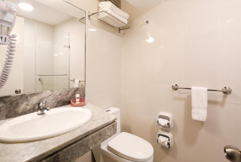 带大床的标准间, Holiday Inn Express Hotel & Suites Drums Hazelton, An Ihg