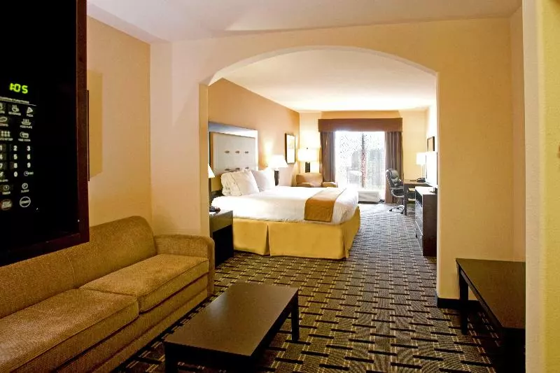 身障者適用キングサイズベッドルーム, Holiday Inn Express Suites Beeville By Ihg