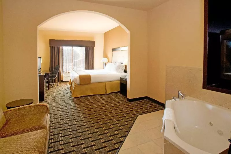 キングサイズベッドのスイートルーム, Holiday Inn Express Suites Beeville By Ihg
