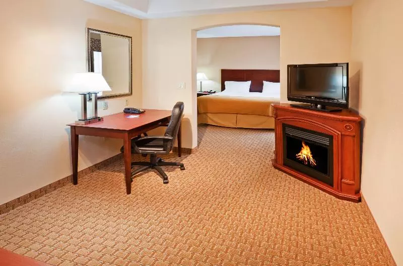 キングサイズベッドのデラックススイート, Holiday Inn Express Guymon, An Ihg