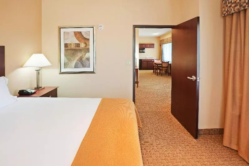 キングサイズベッドのデラックススイート, Holiday Inn Express Guymon, An Ihg