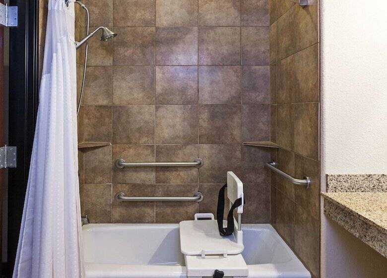 جناح لذوى الاحتياجات الخاصة, Holiday Inn Express & Suites Brady, An Ihg