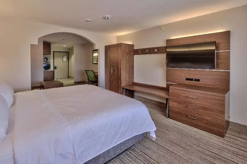 キングサイズベッドのスイートルーム, Holiday Inn Express & Suites Portales, An Ihg