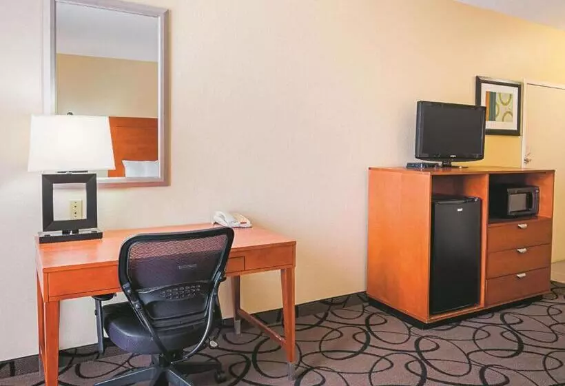 身障者適用キングサイズベッドルーム, La Quinta By Wyndham Ft. Worth   Forest Hill, Tx