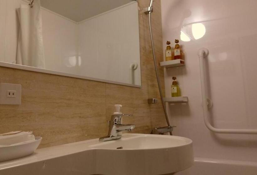 标准间, Ueno First City