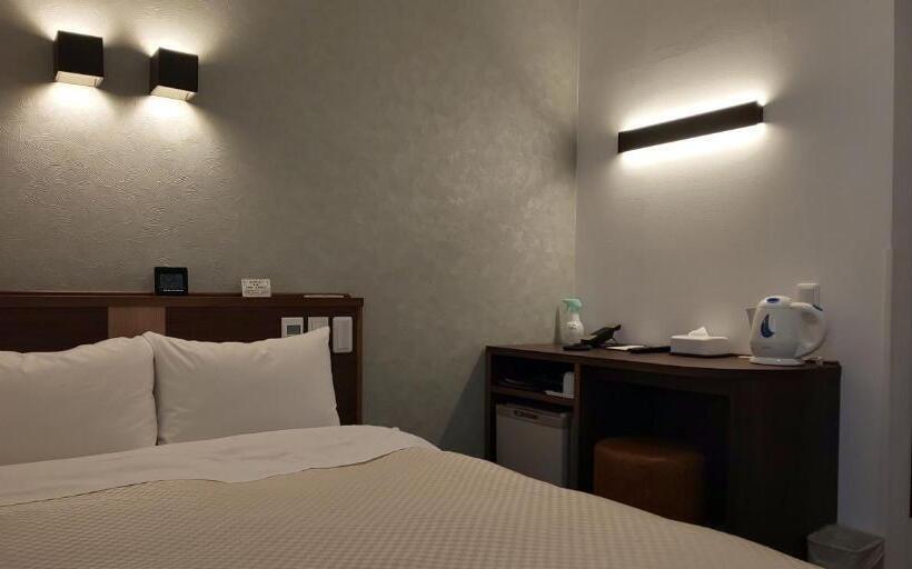 带双人床的基本房间, Ueno First City