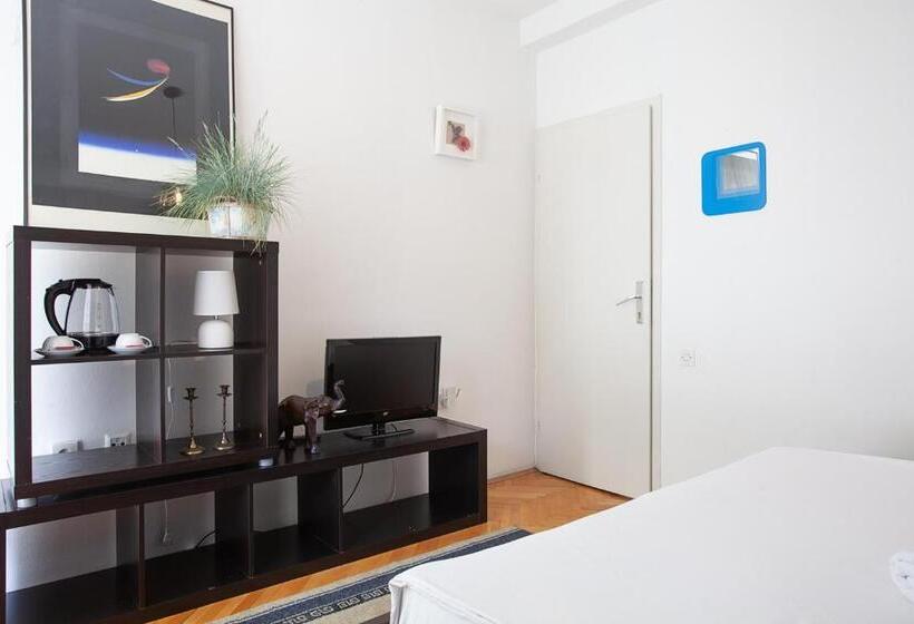 اتاق استاندارد با سرویس بهداشتی مشترک, Urban Hostel & Apartments