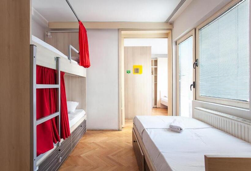 تختخواب در اتاق مشترک, Urban Hostel & Apartments