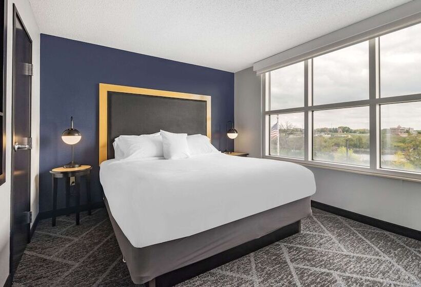 جناح, Cambria Hotel Minneapolis Maple Grove