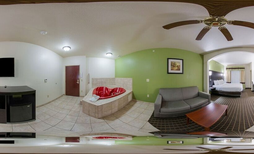 جناح لذوى الاحتياجات الخاصة, Clarion Inn & Suites Weatherford South