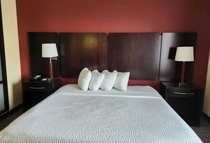 Люкс, Days Inn & Suites By Wyndham Houston / West Energy Corridor