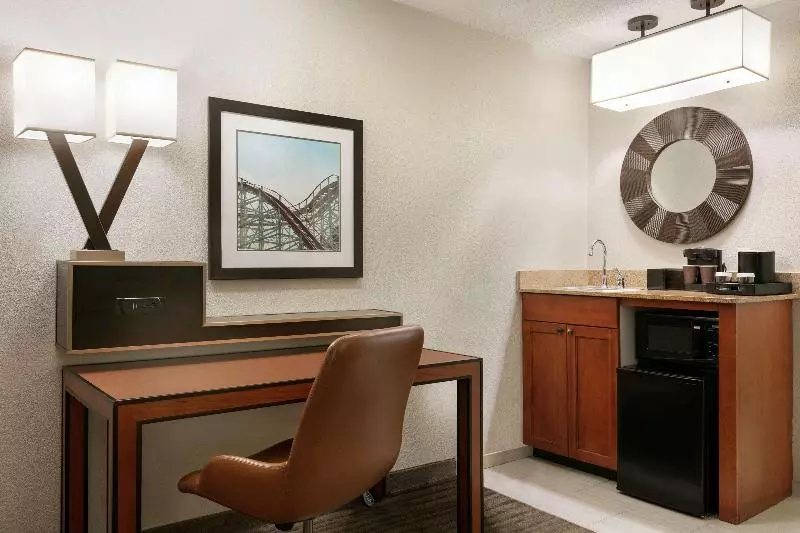 キングサイドベッドのスタンダードワンルーム, Days Inn & Suites By Wyndham Houston / West Energy Corridor