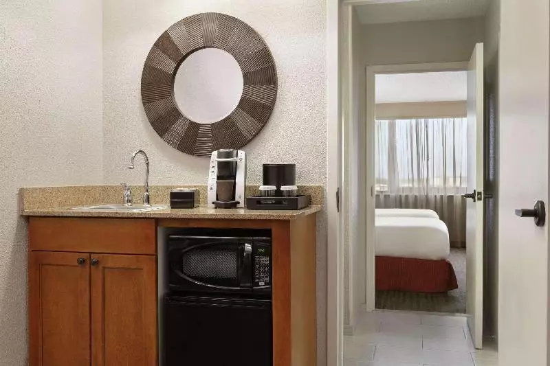 キングサイドベッドのスタンダードワンルーム, Days Inn & Suites By Wyndham Houston / West Energy Corridor