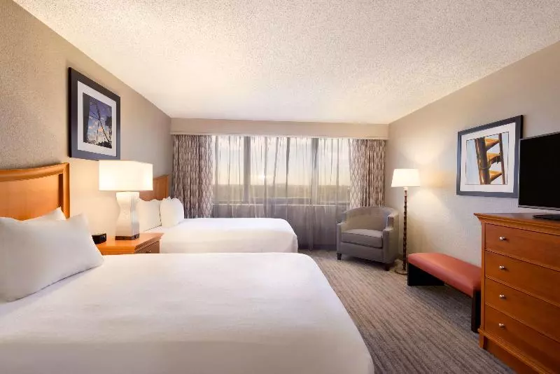 キングサイドベッドのスタンダードワンルーム, Days Inn & Suites By Wyndham Houston / West Energy Corridor