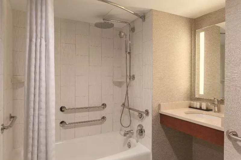 キングサイドベッドのスタンダードワンルーム, Days Inn & Suites By Wyndham Houston / West Energy Corridor