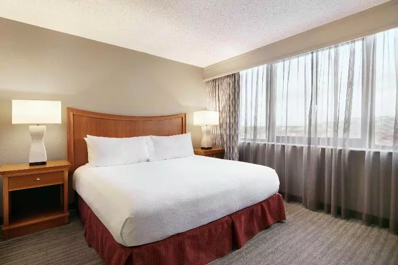 キングサイドベッドのスタンダードワンルーム, Days Inn & Suites By Wyndham Houston / West Energy Corridor