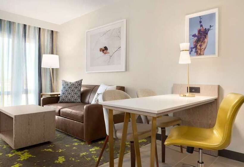 스위트 킹사이즈 침대, Doubletree By Hilton Front Royal Blue Ridge Shadows