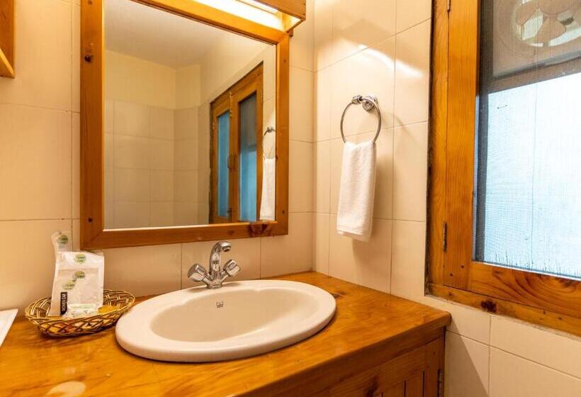 اتاق لوکس با چشم‌انداز, Negi S Mayflower A Heritage Since 1965