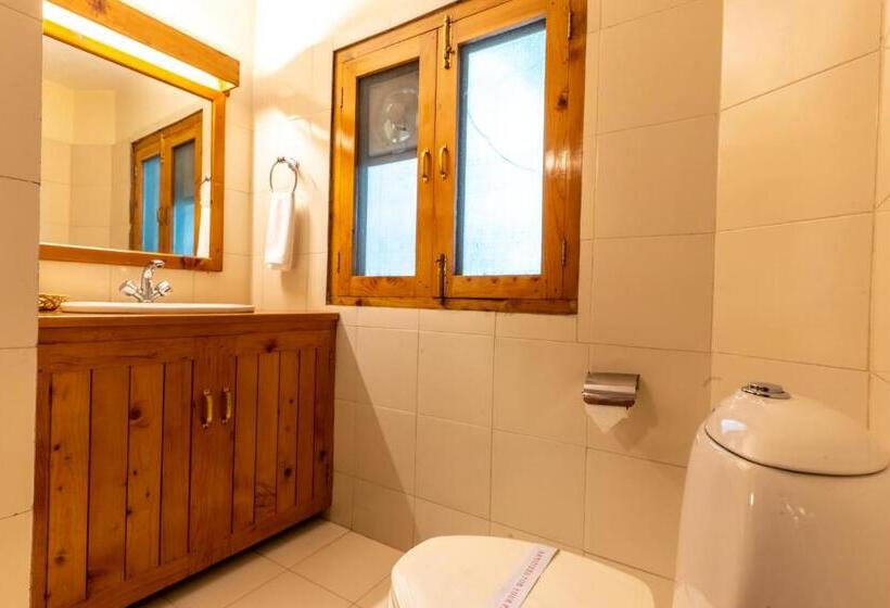 اتاق لوکس با چشم‌انداز, Negi S Mayflower A Heritage Since 1965