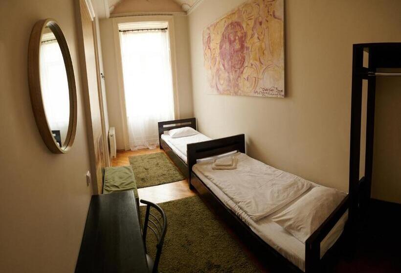 اتاق استاندارد, Old City Hostel