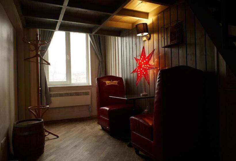 اتاق استاندارد با سرویس بهداشتی مشترک, Old City Hostel