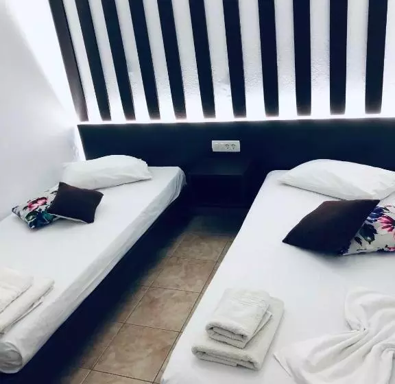 スタンダード4人部屋, Villa Livadaros