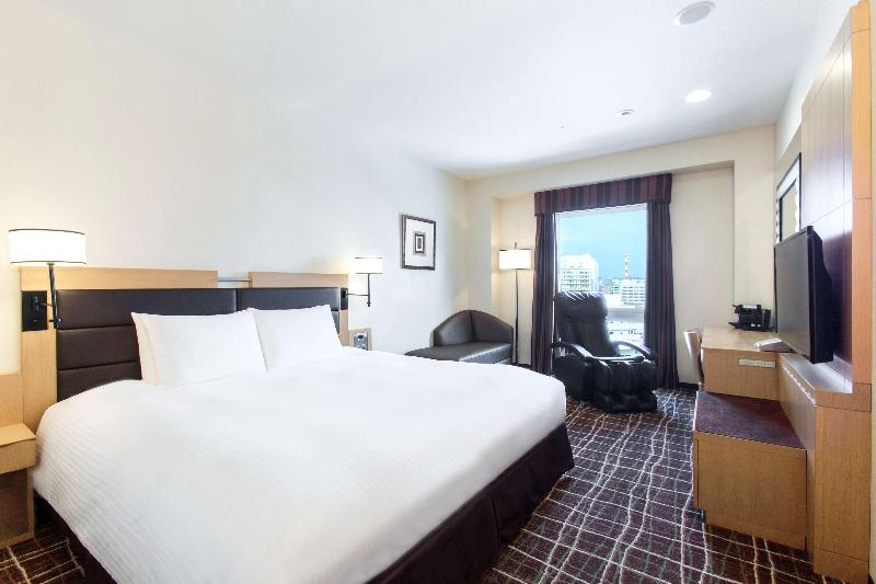带大床的豪华间, Doubletree By Hilton Hotel Naha