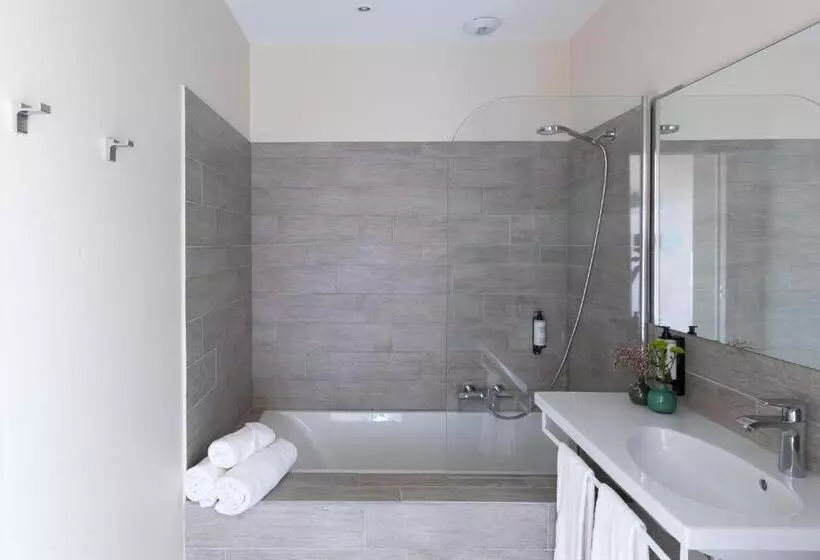 سوئیت جونیور با چشم‌انداز, Best Western Hotel Du Roy D Aragon