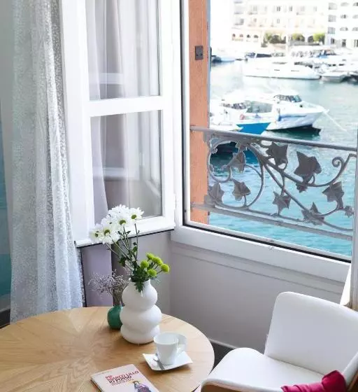 سوئیت جونیور با چشم‌انداز, Best Western Hotel Du Roy D Aragon