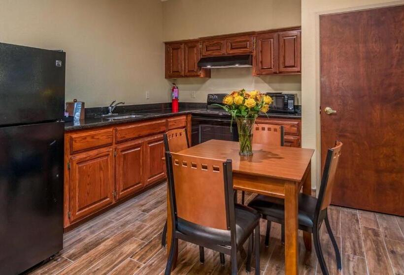 Люкс Кровать Кинг, Best Western Plus Shamrock Inn & Suites