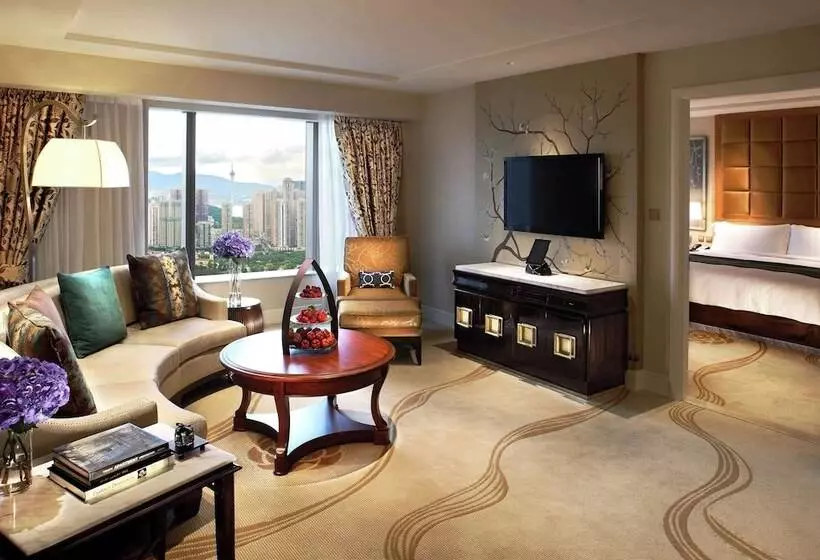 سوییت جونیور, Conrad Macao