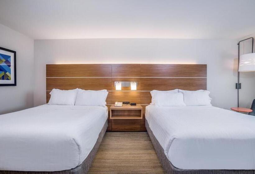 Люкс 2 Спальни, Holiday Inn Express Wisconsin Dells, An Ihg