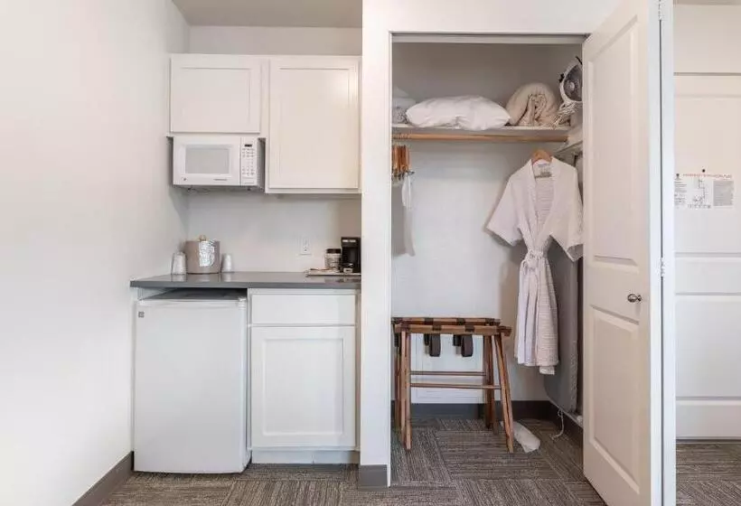 Standard-studio, Marshall Suites