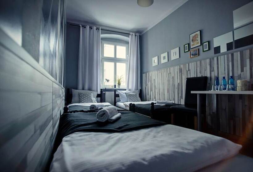 Трехместный Номер Стандарт Совместная Ванная, Explorer Hostel & Apartment Stare Miasto Old Town 24h #don T Be A Tourist, Be An Explorer!