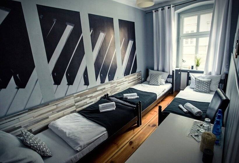 스탠다드 트리픔 룸 공동욕실, Explorer Hostel & Apartment Stare Miasto Old Town 24h #don T Be A Tourist, Be An Explorer!