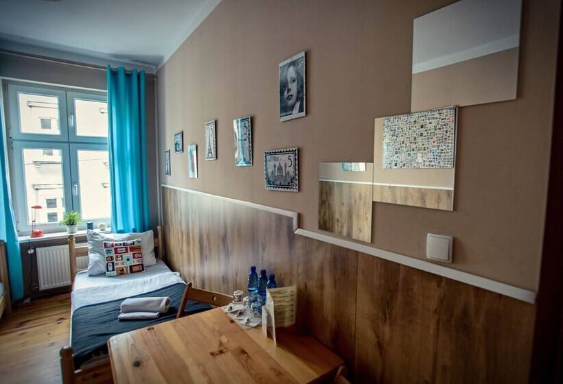 스탠다드 트리픔 룸 공동욕실, Explorer Hostel & Apartment Stare Miasto Old Town 24h #don T Be A Tourist, Be An Explorer!