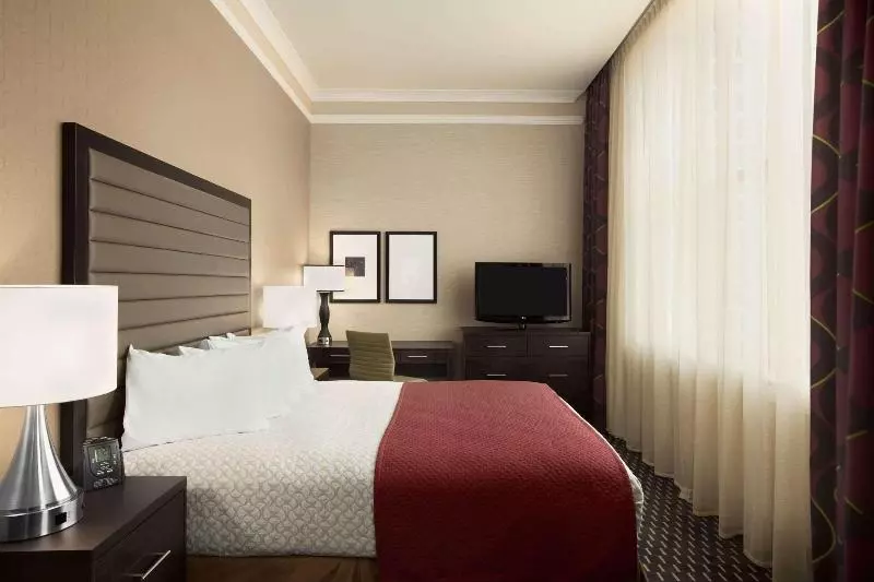 キングサイズベッドのスイートルーム, Embassy Suites By Hilton St. Louis Downtown