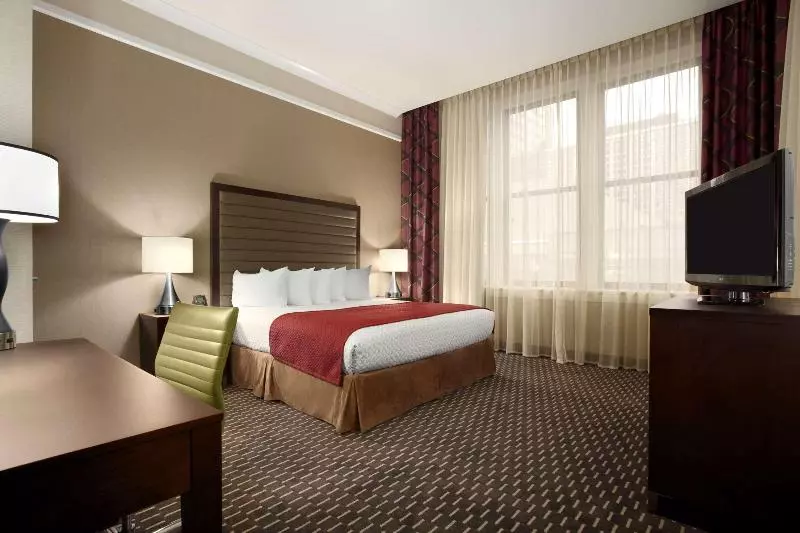 キングサイズベッドのスイートルーム, Embassy Suites By Hilton St. Louis Downtown