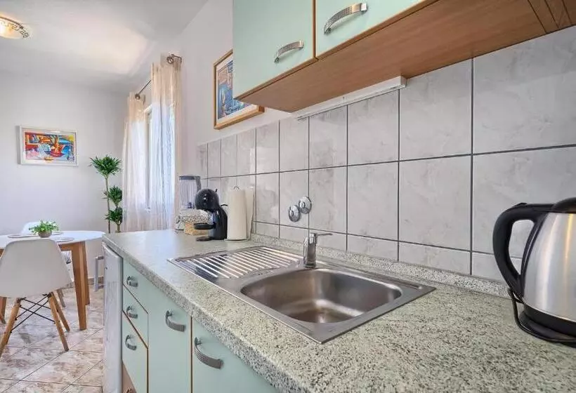 Huoneisto 1 Makuuhuone Merinäkymä, Apartments Irena