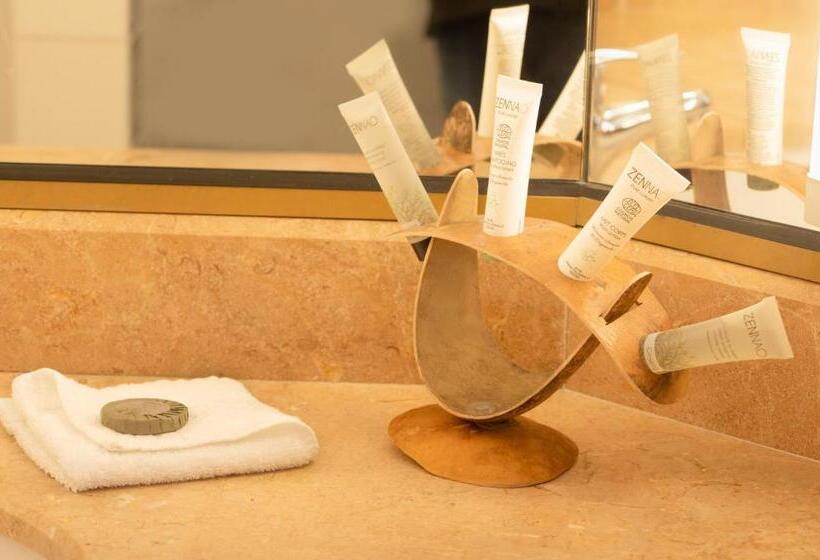 اتاق لوکس, Bakoua Martinique