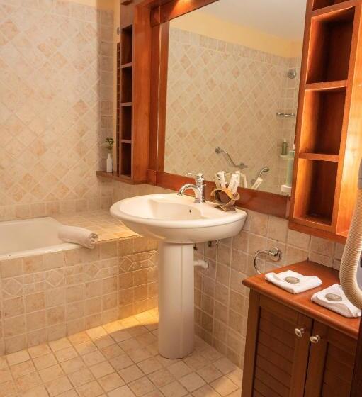 اتاق لوکس, Bakoua Martinique