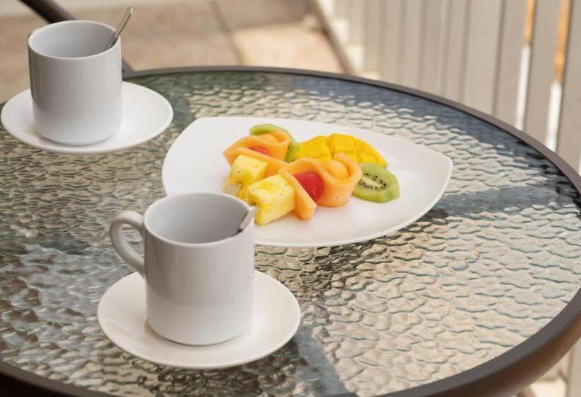 اتاق لوکس, Bakoua Martinique