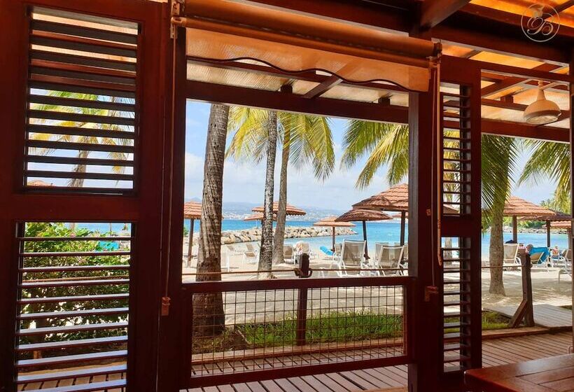 اتاق لوکس, Bakoua Martinique