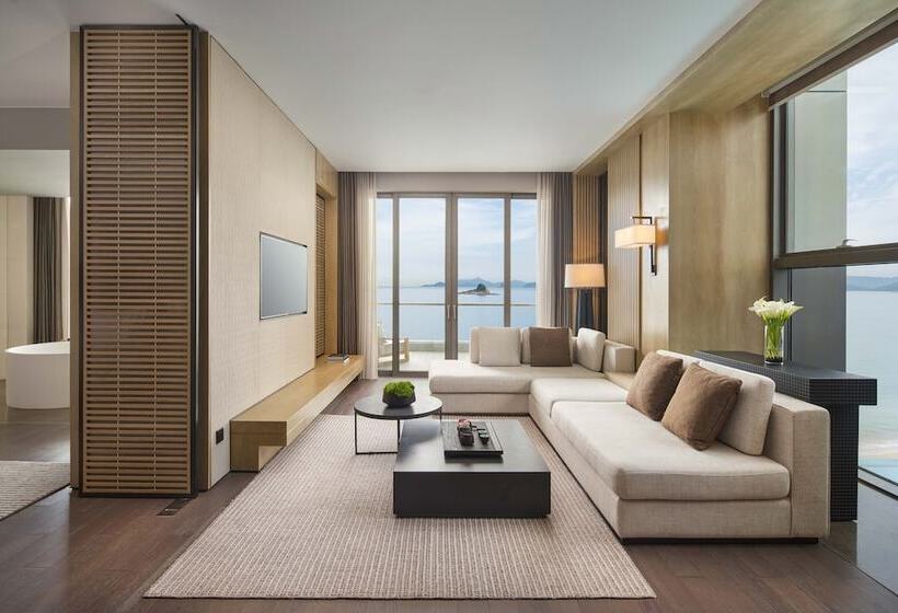 Клубный люкс с видом на море, Intercontinental Shenzhen Dameisha Resort, An Ihg