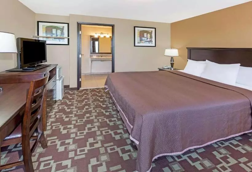 キングサイズベッドのスタンダードルーム, Travelodge By Wyndham Newport