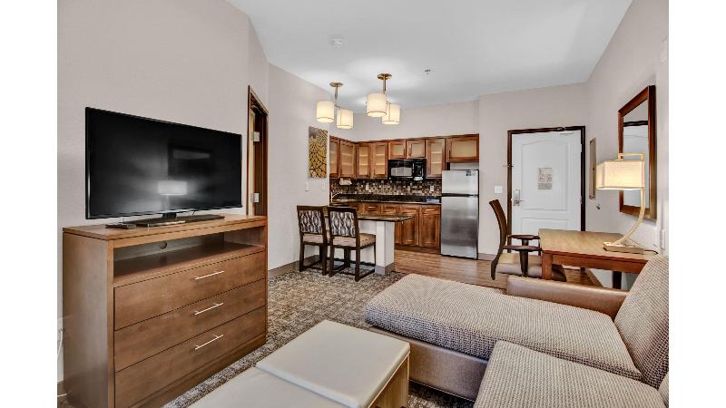מיטת קינג בסוויטה, Staybridge Suites Salt Lake West Valley City, An Ihg