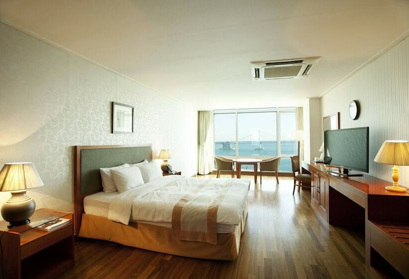 اتاق لوکس با چشمانداز دریا, Homers