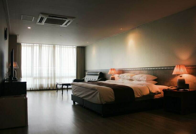 اتاق لوکس با چشمانداز دریا, Homers